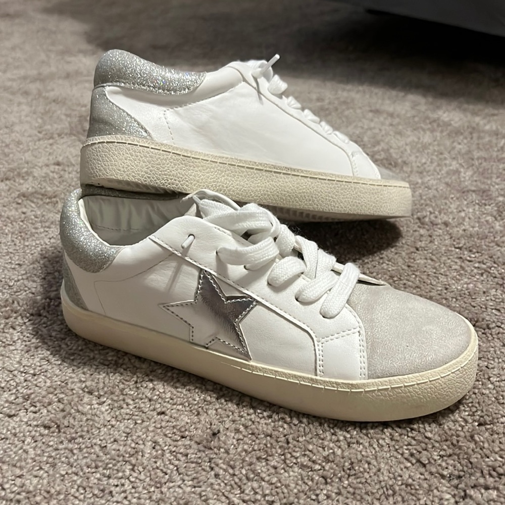 Madden girl sneakers Never been worn
